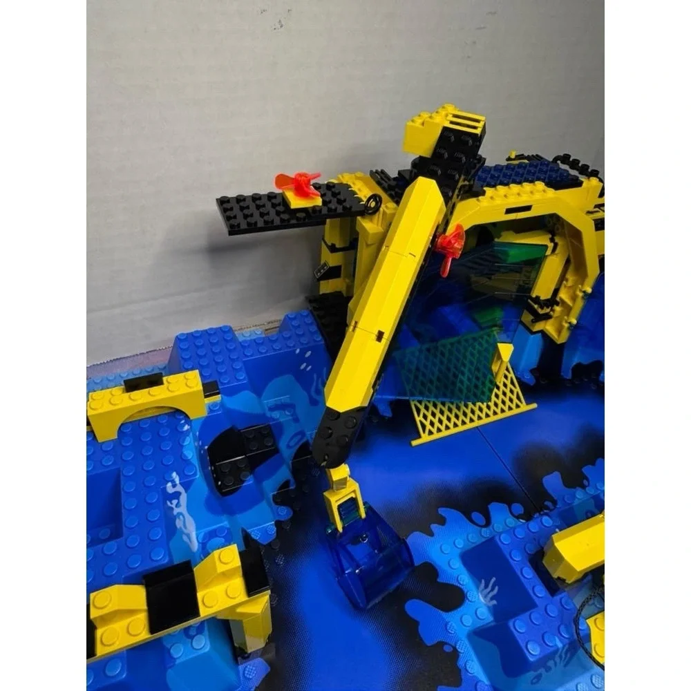 LEGO Aquazone Neptune Discovery Lab 6195 - Incomplete Missing Parts No Box/Manua